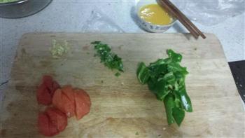 西红柿青椒炒鸡蛋的做法步骤1