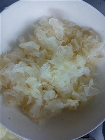 银耳桃胶皂角米羹的做法步骤1