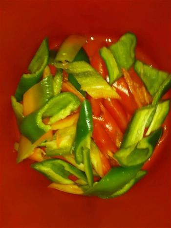 青椒酸菜爆炒肥肠的做法步骤3
