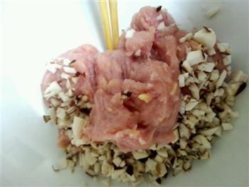 香菇虾米三鲜馄饨的做法图解1