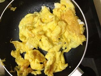 香菇炒鸡蛋的做法步骤1