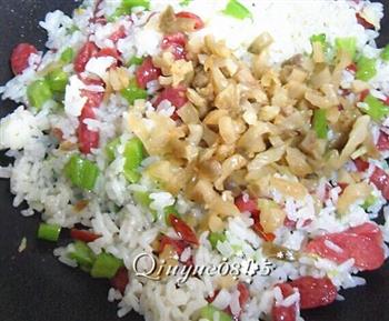 腊肠苦瓜榨菜炒米饭–乌江榨菜的做法步骤8