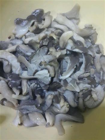 蘑菇炒肉丝的做法图解2