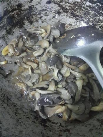 蘑菇炒肉丝的做法图解5
