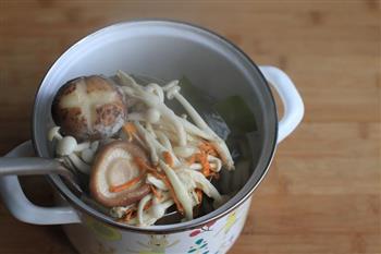 菌菇素鲜汤的做法图解2