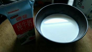 牛奶芒果布丁的做法步骤1