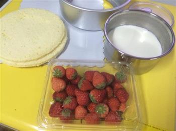 8寸酸奶草莓慕斯蛋糕的做法步骤1