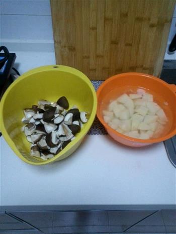 土豆香菇炖鸡腿的做法步骤4