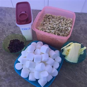 经典甜品-纯手工制作的芒果牛轧糖&蔓越莓牛轧糖的做法步骤1