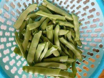 干煸四季豆，梅干菜炒四季豆的做法步骤1