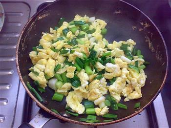 蒜叶香葱炒鸡蛋的做法步骤9