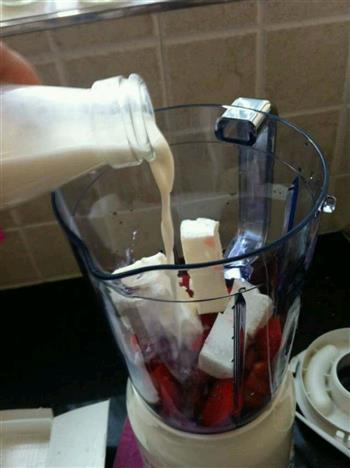 草莓奶昔的做法步骤3