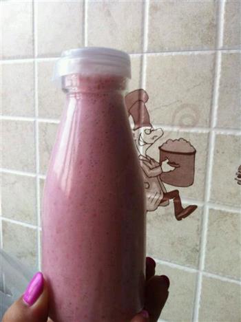草莓奶昔的做法步骤6