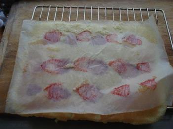 草莓蛋糕卷的做法步骤12