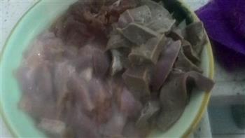 枸杞叶粉肠猪肝瘦肉汤的做法图解2