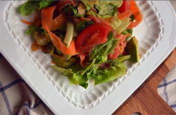 三文鱼牛油果蔬菜沙拉的做法图解3