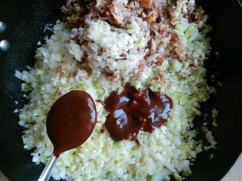 红烧肉馅儿豆腐渣面儿白菜蒸饺的做法步骤2