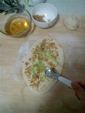 椒盐油渣葱油饼的做法步骤10
