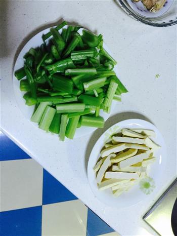 芹菜炒豆干的做法步骤2