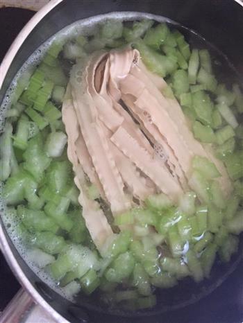 西芹玉米浓汤面的做法步骤4