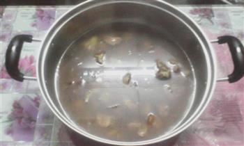 川贝枇杷排骨汤的做法图解3
