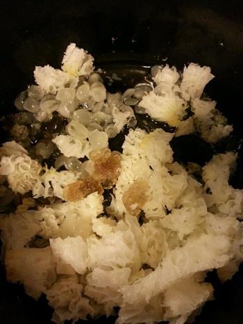 银耳桃胶炖皂角米的做法步骤5