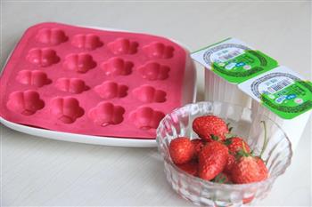 草莓酸奶冰的做法步骤1