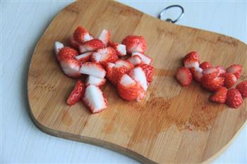 草莓酸奶冰的做法步骤2