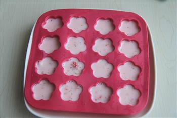 草莓酸奶冰的做法步骤6