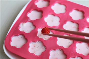 草莓酸奶冰的做法步骤7