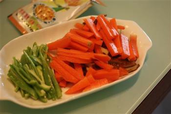 榨菜香干胡萝卜炒肉丝的做法步骤3