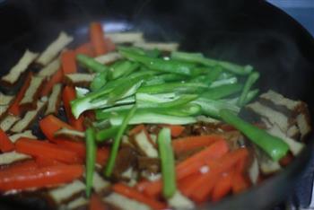 榨菜香干胡萝卜炒肉丝的做法步骤6