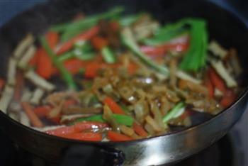 榨菜香干胡萝卜炒肉丝的做法步骤7