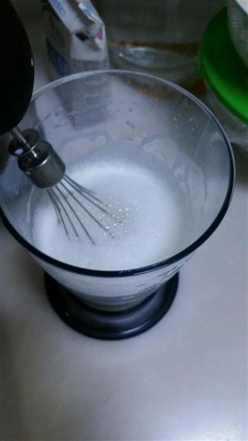 牛奶蒸蛋的做法步骤2