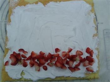 几种超简单不开裂的酸甜草莓及橙香蛋糕卷及小四卷配方的做法步骤12