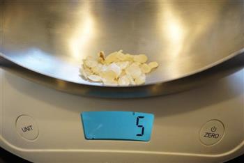 梁食桃胶皂角米炖金耳的做法图解1