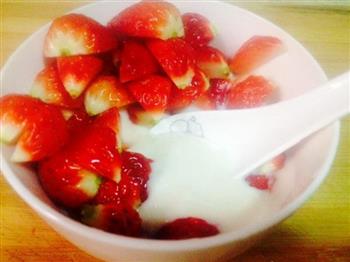 草莓酸奶-5分钟制作消脂小食的做法步骤2