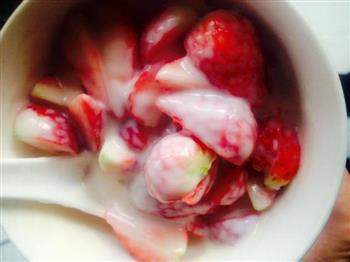 草莓酸奶-5分钟制作消脂小食的做法步骤3