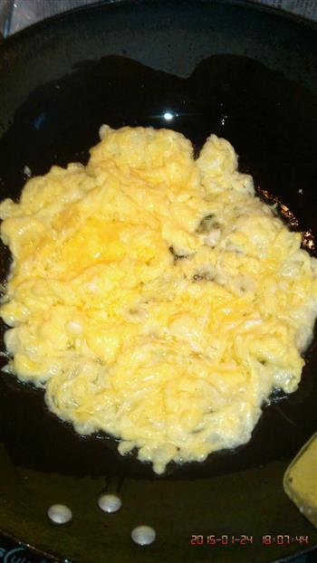 鸡蛋炒蒜黄的做法图解6