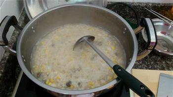 营养菠菜牛肉玉米粥的做法步骤4