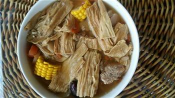 腐竹玉米排骨汤的做法步骤1