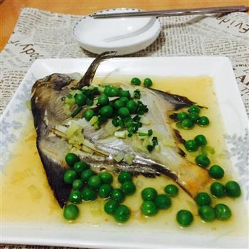 清蒸鲳鱼戏青豆的做法步骤3