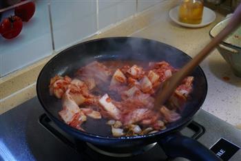 辣白菜炒肉的做法步骤7