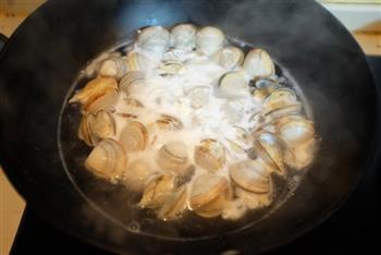 香煎鳕鱼配奶油蛤蜊浓汤的做法步骤1
