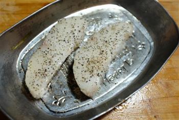 香煎鳕鱼配奶油蛤蜊浓汤的做法图解3
