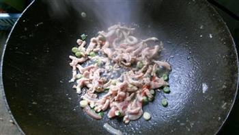木耳黄花菜炒肉的做法步骤3