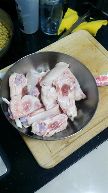 黄豆猪蹄美容汤的做法步骤1