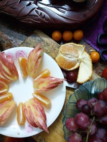 水果拼盘大杂烩苹果橘子葡萄减肥美容养颜色彩缤纷花世界的做法步骤6