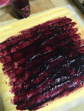 彩绘蓝莓蛋糕卷的做法步骤7
