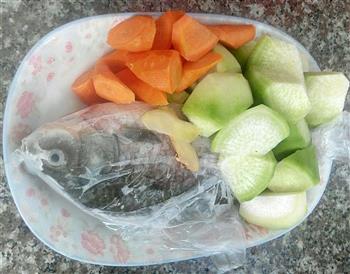 冬季青萝卜、胡萝卜鲫鱼汤的做法步骤1